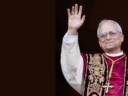 Papst Leo XIV. winkt nach seiner Wahl den Gläubigen auf dem Petersplatz zu