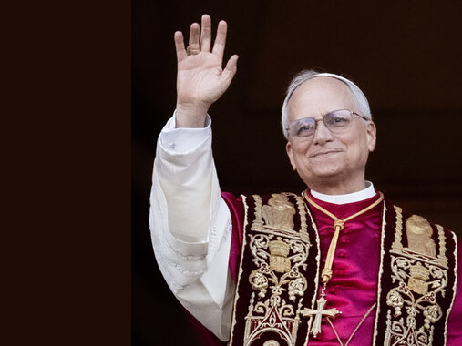 Papst Leo XIV. winkt nach seiner Wahl den Gläubigen auf dem Petersplatz zu