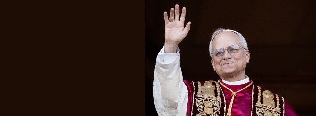 Papst Leo XIV. winkt nach seiner Wahl den Gläubigen auf dem Petersplatz zu