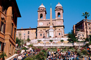 Türme der Santa Trinità dei Monti oberhalb der Spanischen Treppe in Rom