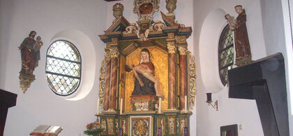 Gnadenkapelle von Bethen mit Blick auf das hölzerne Gnadenbild der »Mutter der Sieben Schmerzen«