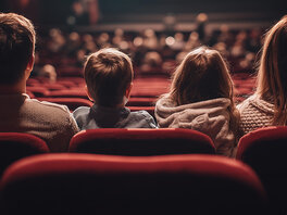 Rückansicht Familie im Kino