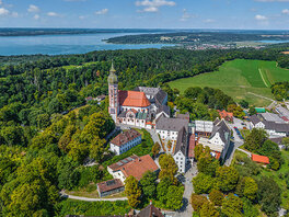 Luftaufnahme eines Klosters Andechs in Bayern
