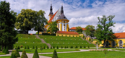 Blick auf den barocken Klostergarten, im Hintergrund die Klosterkirche Mariä Himmelfahrt. 