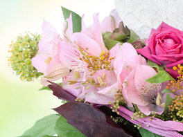 Namenstag - großzügiger Blumenstrauß mit sanft-rosanen Lilien und kräftig pinken Rosen vor leuchtendem Hintergrund