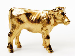 Goldene Figur von einem Kalb