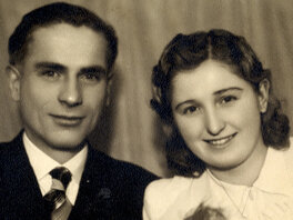 Altes Schwarzweißfoto eines Hochzeitspaares.