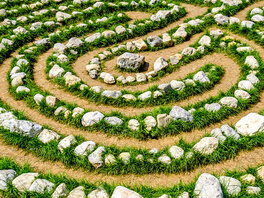 Labyrinthförmig angeordnete Steine mit einem größeren Stein im Mittelpunkt.