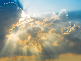 Sonnenstrahlen brechen durch die Wolken