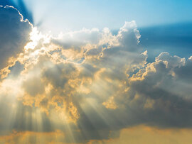 Sonnenstrahlen brechen durch die Wolken