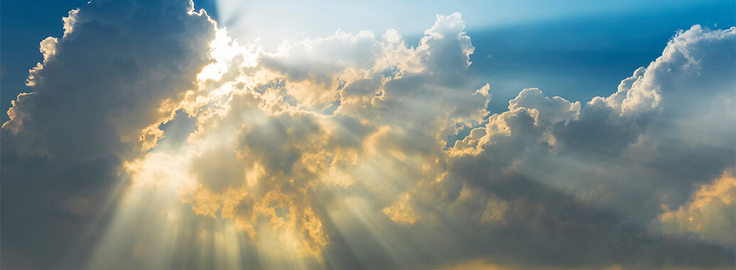 Sonnenstrahlen brechen durch die Wolken