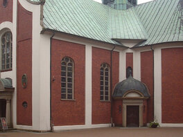 Wallfahrtskirche St. Maria in Bethen: Kirche mit roten Klinkersteinen und weißen Pfeilern