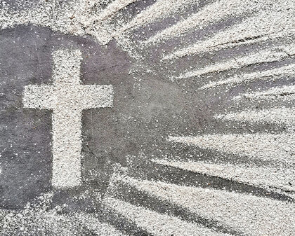 Aschenkreuz auf dem Boden